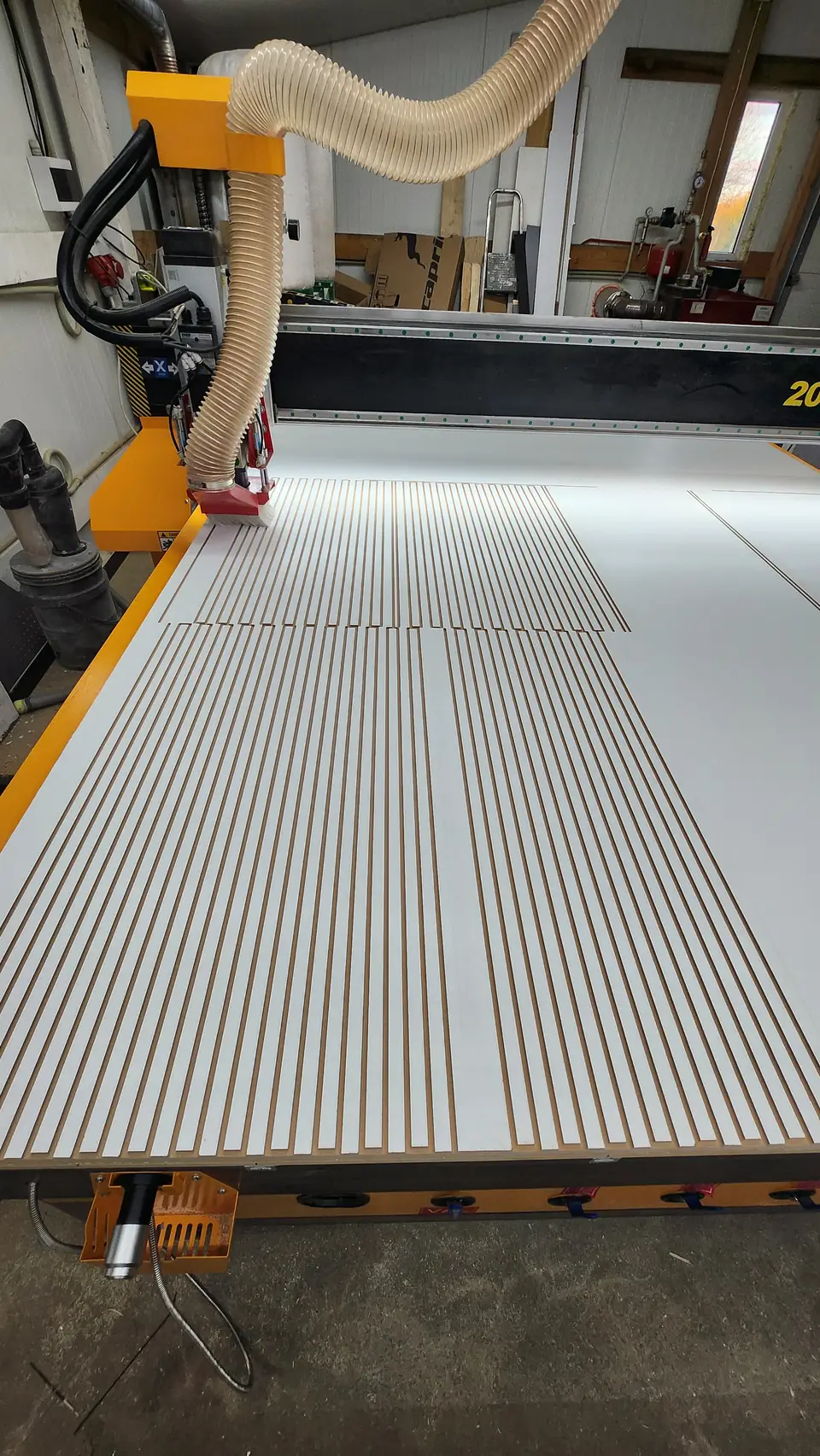Lamelinių sienų plokščių frezavimas CNC staklėmis