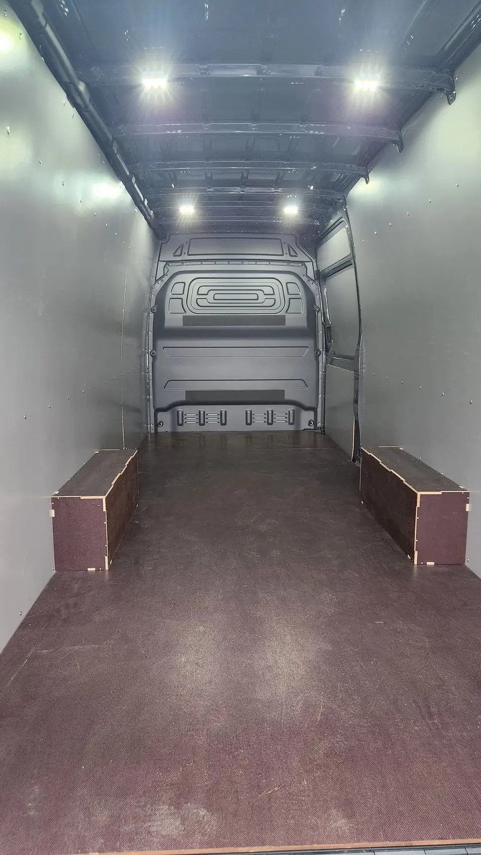 Krovininio mikroautobuso krovinio skyrius po faneros apdailos