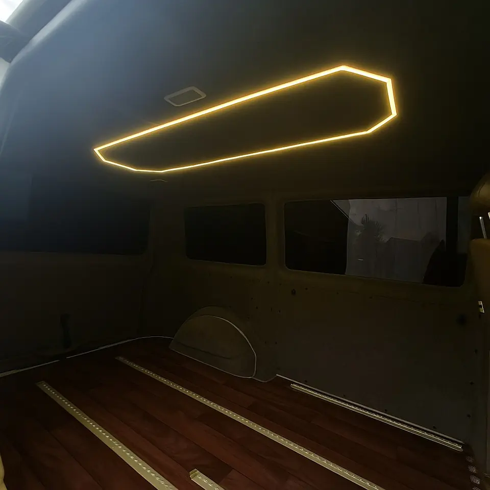 Automobilio salono lubos su LED apšvietimu