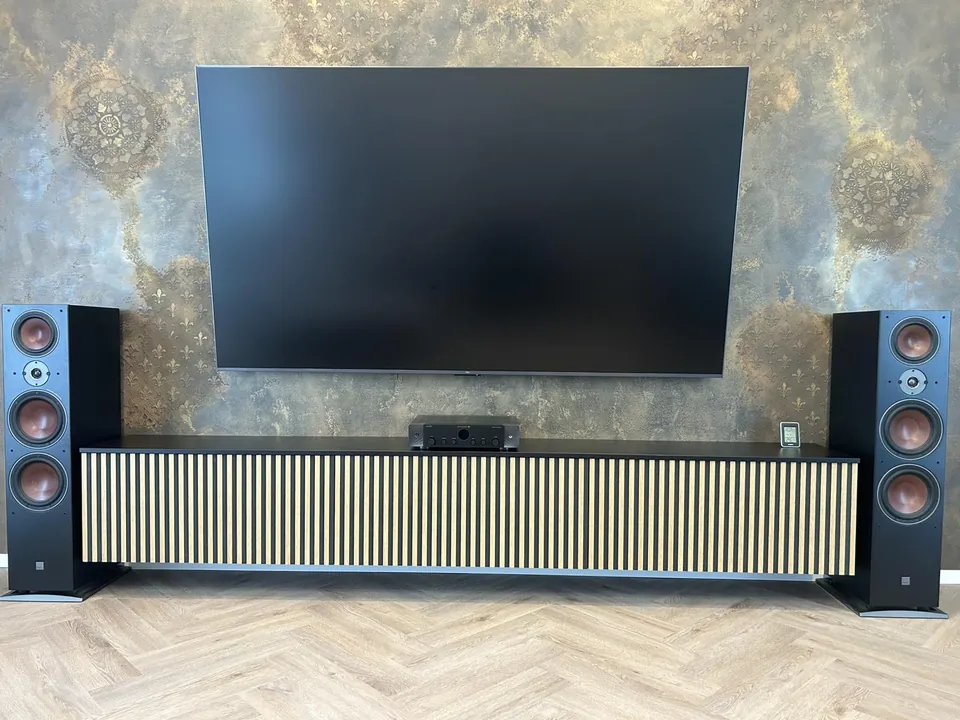 TV spintelė su lameliniu fasadu