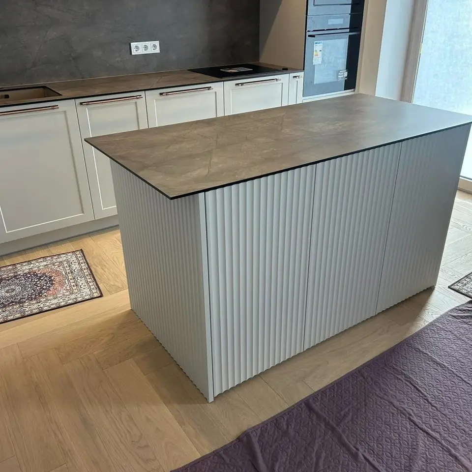 Virtuvės sala su frezuotais MDF fasadais